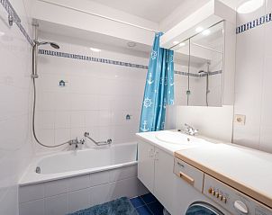 Modernes Badezimmer im Apartment Green Garden in De Haan an der belgischen Kste, ideal zum Entspannen nach einem Tag am Meer.