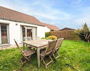 Genieen Sie den grnen Garten und die Terrasse des Ferienhauses Edelweiss mit Parkplatz in De Haan an der belgischen Kste.