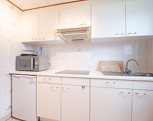 Moderne Kche im Ferienhaus Edelweiss mit Parkplatz in De Haan, belgische Kste, mit weien Schrnken und reichlich Arbeitsflche.