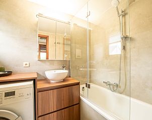 Modernes Badezimmer im Ferienhaus Edelweiss mit Waschmaschine, gelegen in De Haan an der belgischen Kste.