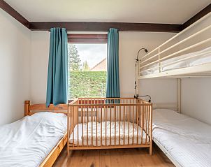 Gemtliches Schlafzimmer im Ferienhaus Edelweiss in De Haan, belgische Kste, mit Etagenbett, Kinderbett und Gartenblick.