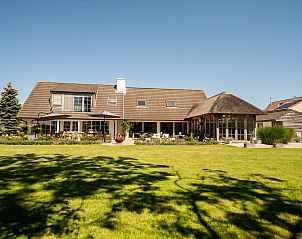 Vacation home Villa Rosetree with sauna and pool table in De Haan, Belgian coast, offers a spacious garden and sunny terrace for relaxation.