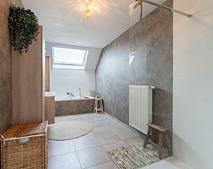 Gezellige eetruimte in Vakantiehuis Casa Pepino, De Haan, Belgische kust. Geniet van de warme sfeer en comfort in deze charmante vakantiewoning.