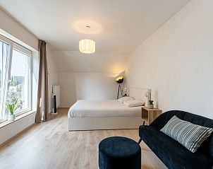 Moderne badkamer in Vakantiehuis Casa Pepino, De Haan, Belgische kust, met stijlvolle wastafel en ligbad voor ultiem comfort.