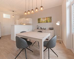 Stilvolles Interieur des Appartements Carnac Station in De Haan, belgische Kste, mit modernem Esszimmer und Beleuchtung.