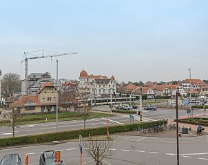 Blick vom Apartment Carnac Station sonnig und hell app in De Haan, belgische Kste, mit charmanter Architektur und lebendige Umgebung.