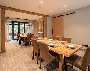 Gezellige eetkamer van Vakantiehuis Huyze Ter Bercken in De Haan aan de Belgische kust, perfect voor familiediners.