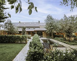 Vakantiehuis Huyze Ter Bercken in De Haan, Belgische kust, met prachtige tuin en zwemvijver, ideaal voor een ontspannen verblijf.