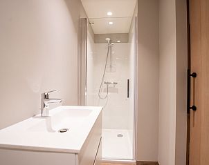 Moderne badkamer in Vakantiehuis Huyze Ter Bercken, De Haan, Belgische kust. Stijlvol sanitair voor een comfortabel verblijf.