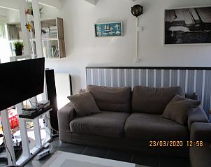 Cozy living room in De Haan Cottage 670, vacation home on the Belgian coast, with comfortable sitting area.