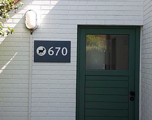 Garden at De Haan Cottage 670, vacation home on the Belgian coast, with green surroundings.