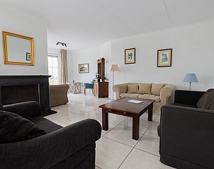 Stijlvolle woonkamer in Villa Belvdre, vakantiehuis in Breskens, Belgische kust, met comfortabele zithoek.