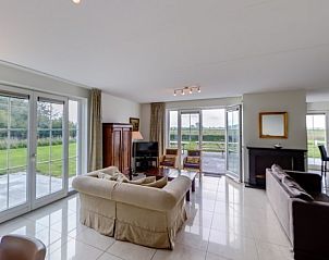 Lichte woonruimte in Villa Belvdre, vakantiehuis in Breskens, Belgische kust, met uitzicht op de tuin.