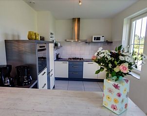 Moderne keuken in Villa Belvdre, vakantiehuis in Breskens, Belgische kust, met alle gemakken voorzien.