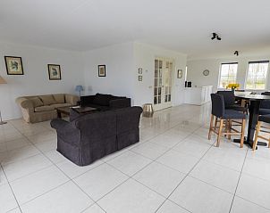 Open leefruimte in Villa Belvdre, vakantiehuis in Breskens, Belgische kust, met veel natuurlijk licht.