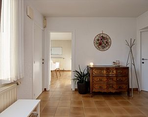 Indoor space of La Maison Fleurie in Sint-Idesbald, Koksijde with stylish furniture and warm atmosphere.